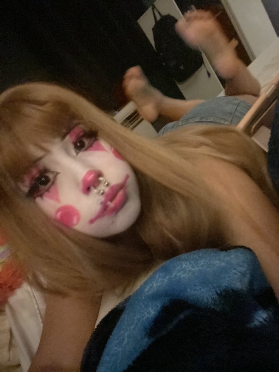 mokalyyn's tweet photo. who likes feet #clown https://t.co/LACpsJqPyl