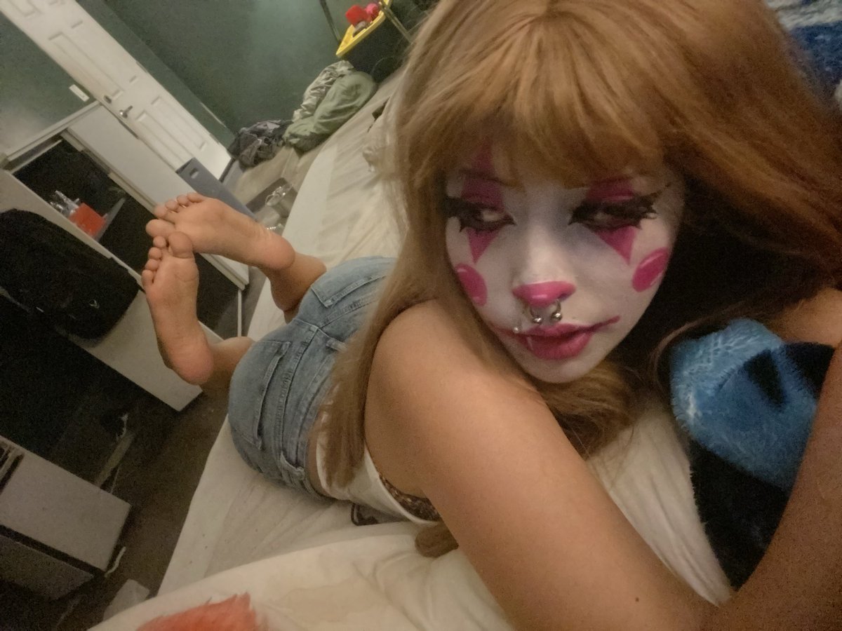 mokalyyn's tweet photo. who likes feet #clown https://t.co/LACpsJqPyl