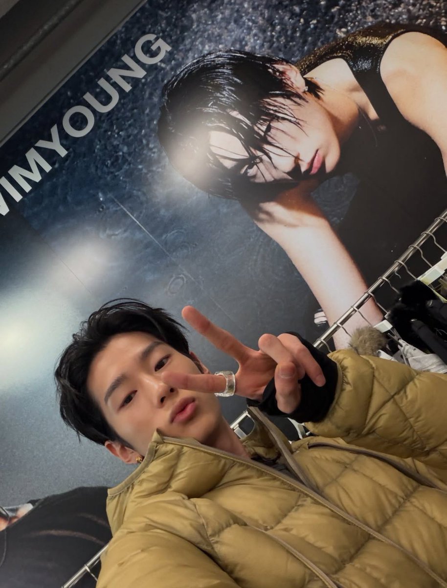 hiphopuyeng's tweet photo. Character development from zero to hero yang luar biasa amazing #wow yang awalnya kerja part time di toko sepatu sampe sekarang udah punya pop up sendiri bareng schism. #nowimyoung #inspirasi #anakmuda #berkarya #tetapsemangat #bermimpi https://t.co/3ujhtSOftN