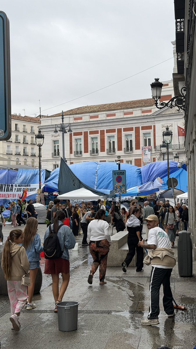 pantherXshadee's tweet photo. Dirán lo que quieran pero la organización en Puerta del Sol está. Por si no veis este tipo de fotos en TV y prensa. https://t.co/o7aNARq4qS