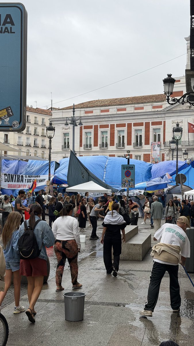 pantherXshadee's tweet photo. Dirán lo que quieran pero la organización en Puerta del Sol está. Por si no veis este tipo de fotos en TV y prensa. https://t.co/o7aNARq4qS