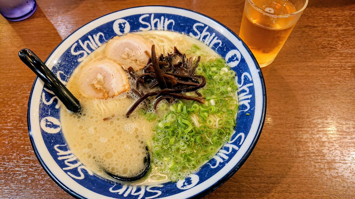 takeboss's tweet photo. まぁ どこ行っても美味いんだけど
やっぱ俺はShinShinが好きだなぁ🍜
次、博多行ったら絶対食べよう😋 https://t.co/YyTqOZFGSg