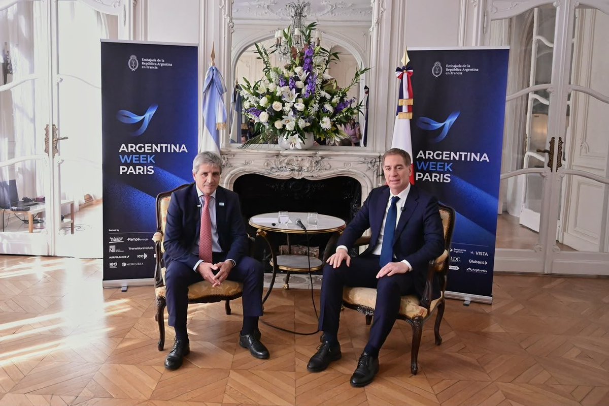 LuisCaputoAR's tweet photo. PROGRAMA CIUDADANÍA POR INVERSIÓN 

Junto a @diegosantilli anunciamos la puesta en marcha del Programa de Ciudadanía por Inversión de Argentina, a través del cual los extranjeros que acrediten haber realizado inversiones relevantes en el país podrán solicitar la ciudadanía argentina.

Estará operativo para recibir solicitudes durante el cuarto trimestre de 2026 y se enmarca en el proceso de apertura e integración internacional que impulsa la Argentina, acompañado por las reformas que estamos implementando para atraer inversiones.

Incorpora estándares de debida diligencia, transparencia financiera y gestión de riesgos, alineados con las recomendaciones de la OCDE y el GAFI.

Seguimos trabajando para fortalecer los vínculos de Argentina con el mundo, proyectar internacionalmente el valor de nuestra ciudadanía y consolidar al país como una nación abierta y confiable 🇦🇷🇦🇷🇦🇷