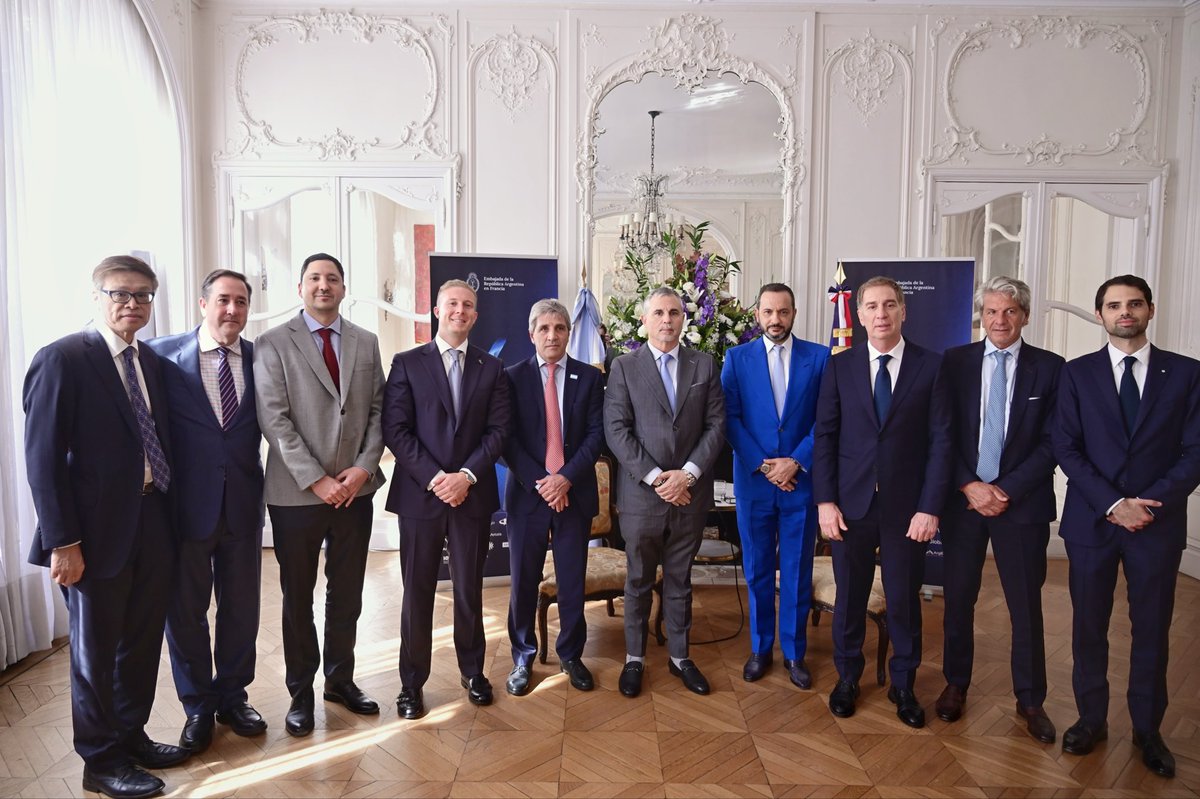 LuisCaputoAR's tweet photo. PROGRAMA CIUDADANÍA POR INVERSIÓN 

Junto a @diegosantilli anunciamos la puesta en marcha del Programa de Ciudadanía por Inversión de Argentina, a través del cual los extranjeros que acrediten haber realizado inversiones relevantes en el país podrán solicitar la ciudadanía argentina.

Estará operativo para recibir solicitudes durante el cuarto trimestre de 2026 y se enmarca en el proceso de apertura e integración internacional que impulsa la Argentina, acompañado por las reformas que estamos implementando para atraer inversiones.

Incorpora estándares de debida diligencia, transparencia financiera y gestión de riesgos, alineados con las recomendaciones de la OCDE y el GAFI.

Seguimos trabajando para fortalecer los vínculos de Argentina con el mundo, proyectar internacionalmente el valor de nuestra ciudadanía y consolidar al país como una nación abierta y confiable 🇦🇷🇦🇷🇦🇷