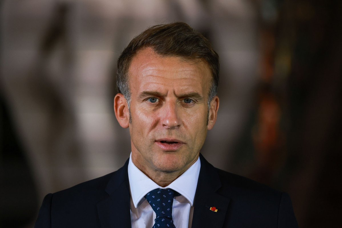 Mileistesfr's tweet photo. La faillite d'un homme.

Il a amené la France au bord de la faillite en dépensant sans compter.

Il a préservé le socialisme de français en y ajoutant des milliers de régulations plus folles les unes que les autres

Il a fait exploser l'immigration légale et illégale.

Il n'a jamais pris la mesure de la crise sécuritaire terrible qui secoue le pays: explosion des émeutes, doublement des tentatives d'homicide, +80% des coups et blessures.

Une catastrophe totale.

Mais ne vous inquiétez pas. Il reste satisfait de lui-même.