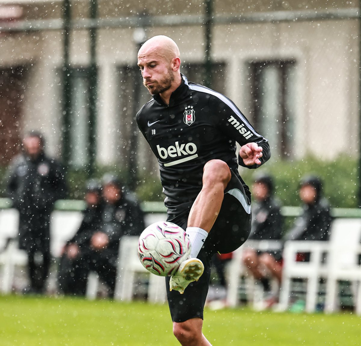 Besiktas's tweet photo. Hazırlıklarımız devam ediyor. 🦅

#BJKvKS https://t.co/1kocdN3XH5