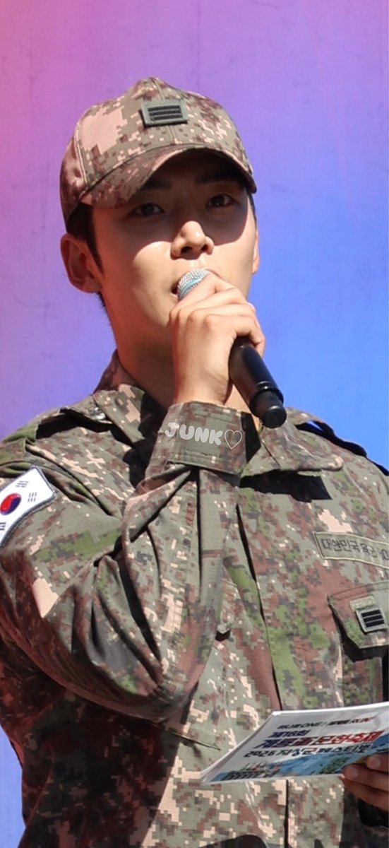 JUN_RW0807's tweet photo. 20261002 地上軍フェスティバル
DAY2

ソグペンエリアに安心感があるのかな
陸軍公演チームペンが一斉にいなくなって会場内が寂しくなるとソグペンに盛り上げて〜ってするソグが可愛かった
MCも場繋ぎしなきゃいけないから大変だよね

#ロウン #로운 #ROWOON
#김석우 #キムソグ #KimSeokWoo https://t.co/hler9kKIOb