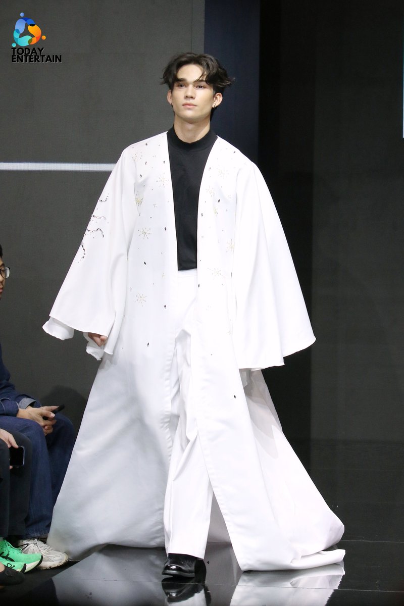 todayentth's tweet photo. "วีโน่ ชวิศ" ร่วมเดินแบบในงาน "Bangkok International Fashion Week 2026 - Visionary Stage at Siam Center"

#SiamCenterBIFW2026xVino
#vinochavid
#SiamCenterBIFW2026 #BIFW2026 https://t.co/pF4Yh0x0Mt