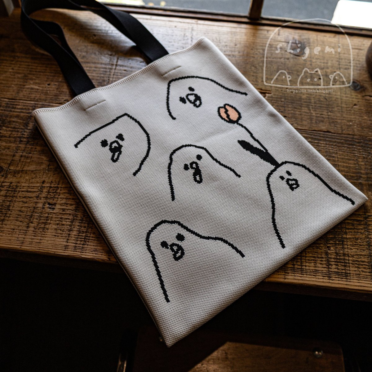 58rice's tweet photo. 個展グッズ紹介①

ニットメーカーAMOTさん協賛いただき
素敵なニットグッズを複数作っていただきました。
ぜひ個展会場でチェックしてください！

・ポーチ
・クッションカバー
・トートバッグ
・ブランケット

 協賛：AMOT
￣￣￣￣￣￣￣￣￣￣￣￣￣ 
shigemi個展 【DASHI】   

📍TOKYO PiXEL. shop & gallery 
　(@tokyopixel)

  ■2026.10/16金 - 10/26月
 (休廊日10/20、21、22 ) 

 ■12:00~19:00  
※展示最終日は17時終了 
  ＿＿＿＿＿＿＿＿＿＿＿＿＿
⚠️展示初日10/16（金）に限り
オープン12~15時まで入場予約制となります。
15時以降はフリー入場です。

詳細&予約ページ↓
https://t.co/xXH68h14oO