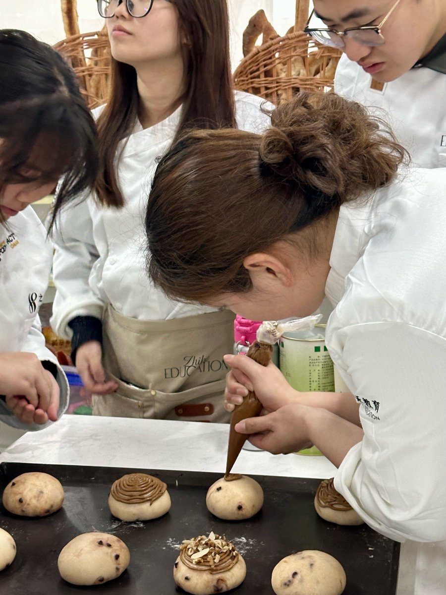 944dezo591's tweet photo. [A fun moment in the bakery: the cheerful pastry chef with a playful joke brings warm, delightful treats!]， https://t.co/LpTDd2p4X9