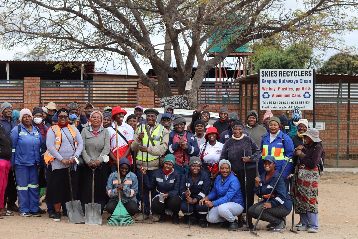 mafakela_hetf's tweet photo. Today, community action took centre stage as residents and partners came together for our National Clean-Up Day in Old Luveve.

👏🏾 A big thank you to everyone who participated. Clean communities. Healthy communities. Stronger communities.
#AsibuyeliEmuva
#NationalCleanUpDay https://t.co/zZ6B4v8eNJ