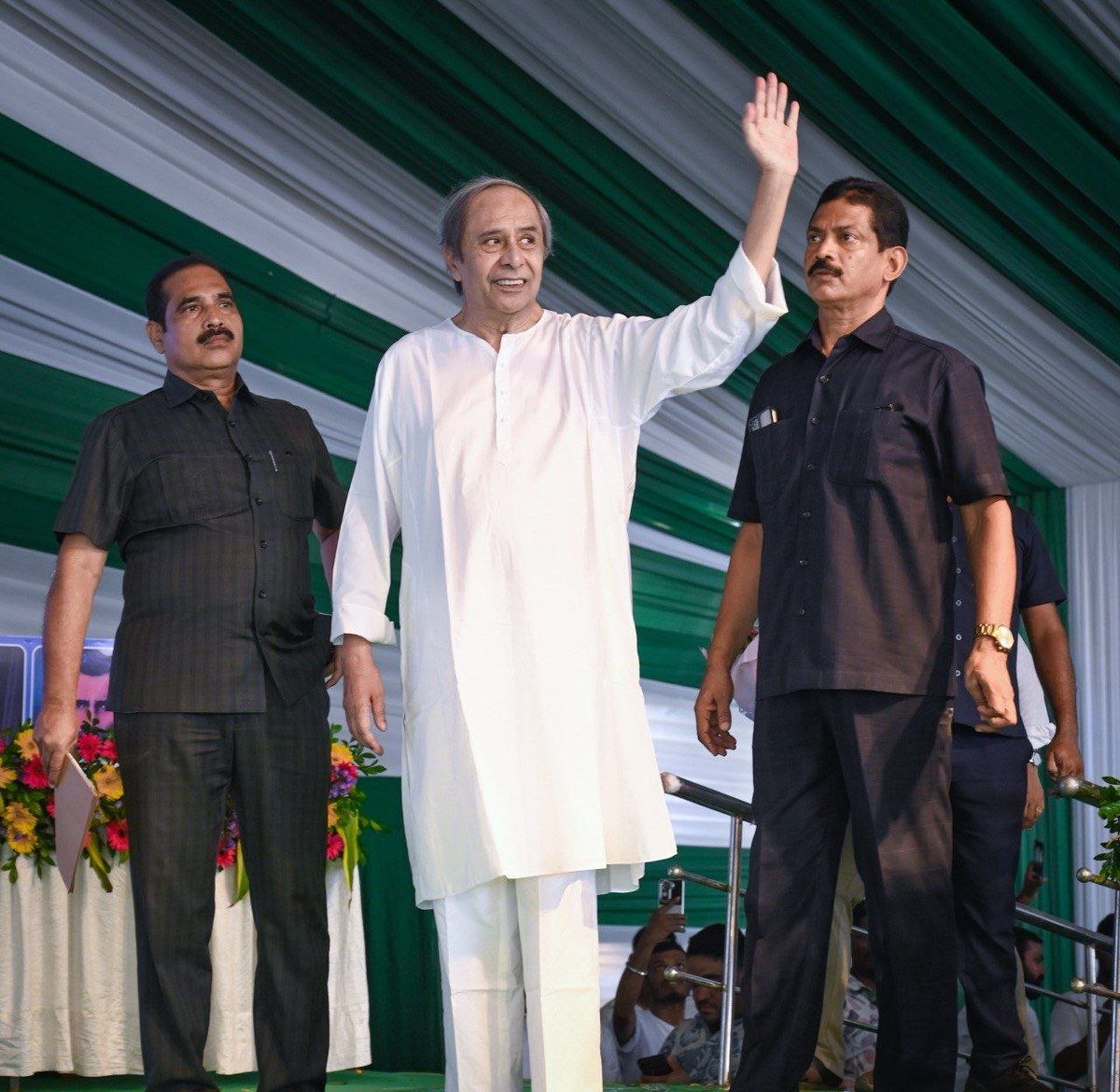 bjd_odisha's tweet photo. ଓଡ଼ିଶାବାସୀଙ୍କ ହୃଦୟରେ ବିଜୁ ଜନତା ଦଳ, ‘ଜନସମ୍ପର୍କ ପଦଯାତ୍ରା’ର ଶୁଭାରମ୍ଭ କରିଛନ୍ତି ସଭାପତି ଶ୍ରୀ @Naveen_Odisha।

ଏହି ଅବସରରେ ଉଦବୋଧନ ଦେଇ ସେ କହିଛନ୍ତି, ଆଜି ଓଡ଼ିଶା ଏକ ଅତ୍ୟନ୍ତ କଠିନ ପରିସ୍ଥିତି ଦେଇ ଗତି କରୁଛି। ନିଜକୁ "ଲୋକଙ୍କ ସରକାର" ବୋଲି ଡିଣ୍ଡିମ ପିଟୁଥିବା ବିଜେପି ଶାସନରେ ସାଧାରଣ ଲୋକଙ୍କ କଥା ଶୁଣିବାକୁ କେହି ନାହାନ୍ତି।

ସେ ଆହୁରି କହିଛନ୍ତି, ପିଲାଙ୍କୁ ପାଠ ବହି ମିଳୁନି। ବୁଢ଼ାବୁଢ଼ୀଙ୍କୁ ଭତ୍ତା ମିଳୁନି। ଚାଷୀ ହଇରାଣ। ମା'ମାନେ ହଇରାଣ। ଆଇନଶୃଙ୍ଖଳା ବୋଲି କିଛି ନାହିଁ। ଚାରିଆଡ଼େ ରାଜ୍ୟ ସରକାରଙ୍କ ବିଫଳତା ବାରି ହୋଇପଡୁଛି।

ଏ ସରକାର ଗୋଟିଏ ବି ରଥଯାତ୍ରା ଠିକ୍ ଭାବେ ପରିଚାଳନା କରି ପାରିଲାନି। ବନ୍ୟା ରିଲିଫରେ କୁପରିଚାଳନା, ଧାନ ସଂଗ୍ରହରେ କୁପରିଚାଳନା, ନିଯୁକ୍ତି ପରୀକ୍ଷାରେ କୁପରିଚାଳନା, ଅର୍ଥ ବ୍ୟବସ୍ଥାରେ କୁପରିଚାଳନା। ସବୁ କାମରେ ଏ ସରକାର ଫେଲ୍। ଲୋକେ କହିଲେଣି ବୋଧେ ଓଡ଼ିଶା ବିଜେପି ସରକାର କୁପରିଚାଳନାରେ ବିଶେଷ ଦକ୍ଷତା ହାସଲ କରିଛି।

କେନ୍ଦ୍ର ସରକାର ଖଣି ଉପରୁ ଓଡ଼ିଶାବାସୀଙ୍କ ଅଧିକାର ନେଇଗଲେ। ଓଡ଼ିଶା ସରକାର ଚୁପ୍। ୨୦ ବିଜେପି ସାଂସଦ ଓଡ଼ିଶାବାସୀଙ୍କ ପାଇଁ ଚୁପ୍। କିନ୍ତୁ ଖଣି ମାଲିକଙ୍କ ପାଇଁ ଲଢ଼ିବାକୁ ପ୍ରସ୍ତୁତ ବୋଲି ସଭାପତି କହିଛନ୍ତି।

ପିଲାଙ୍କ ପଢ଼ା ବହିରେ ହଜାର ହଜାର ଭୁଲ୍। କିନ୍ତୁ ଉତ୍ତରଦାୟିତ୍ୱ ନେବାକୁ ସରକାର ନାରାଜ। ରାଜ୍ୟରେ ରାଜସ୍ୱ ସଂଗ୍ରହ କମୁଛି। ବଜେଟ୍ ବ୍ୟୟବରାଦ ଖର୍ଚ୍ଚ ହୋଇପାରୁନି। କିଛି କାମ ହେଉନାହିଁ। କିନ୍ତୁ ଋଣ ଭାର ବଢ଼ି ଚାଲିଛି। ଟଙ୍କା ଯାଉଛି କୁଆଡ଼େ?

ଶେଷରେ ସଭାପତି କହିଛନ୍ତି, ବିଜୁ ଜନତା ଦଳ ତା’ର ଭଲ କାମ ପାଇଁ ସବୁବେଳେ ଲୋକଙ୍କ ହୃଦୟରେ ଅଛି ଓ ରହିଥିବ। ବିଜୁ ଜନତା ଦଳ ବିଜୁ ବାବୁଙ୍କ ଆଦର୍ଶରେ ଓଡ଼ିଶା ପାଇଁ ଲଢ଼ି ଆସିଛି ଓ ଆଗାମୀ ଦିନରେ ଲଢ଼େଇକୁ ଆହୁରି ଜୋରଦାର କରିବ।

#JanaSamparkaPadajatra #BJDWithPeople #BJD4Odisha