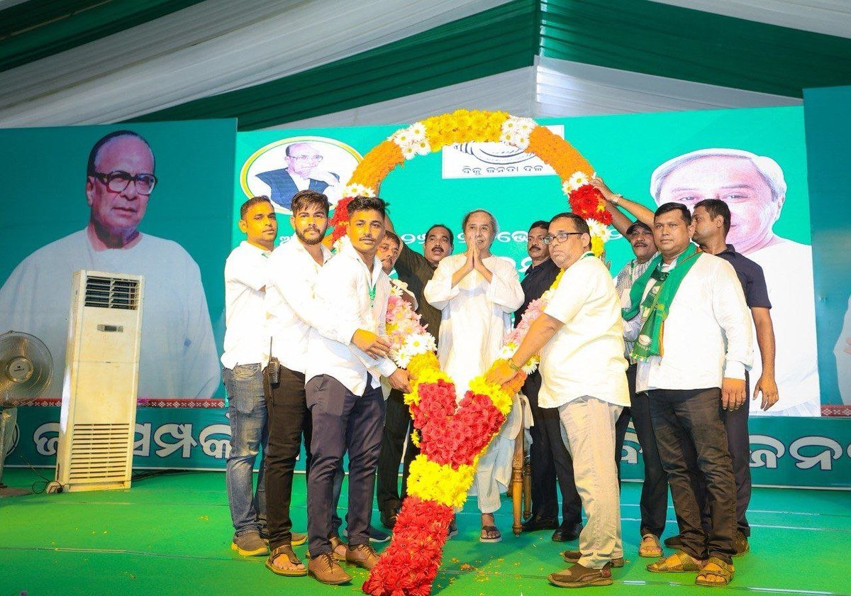 bjd_odisha's tweet photo. ଓଡ଼ିଶାବାସୀଙ୍କ ହୃଦୟରେ ବିଜୁ ଜନତା ଦଳ, ‘ଜନସମ୍ପର୍କ ପଦଯାତ୍ରା’ର ଶୁଭାରମ୍ଭ କରିଛନ୍ତି ସଭାପତି ଶ୍ରୀ @Naveen_Odisha।

ଏହି ଅବସରରେ ଉଦବୋଧନ ଦେଇ ସେ କହିଛନ୍ତି, ଆଜି ଓଡ଼ିଶା ଏକ ଅତ୍ୟନ୍ତ କଠିନ ପରିସ୍ଥିତି ଦେଇ ଗତି କରୁଛି। ନିଜକୁ "ଲୋକଙ୍କ ସରକାର" ବୋଲି ଡିଣ୍ଡିମ ପିଟୁଥିବା ବିଜେପି ଶାସନରେ ସାଧାରଣ ଲୋକଙ୍କ କଥା ଶୁଣିବାକୁ କେହି ନାହାନ୍ତି।

ସେ ଆହୁରି କହିଛନ୍ତି, ପିଲାଙ୍କୁ ପାଠ ବହି ମିଳୁନି। ବୁଢ଼ାବୁଢ଼ୀଙ୍କୁ ଭତ୍ତା ମିଳୁନି। ଚାଷୀ ହଇରାଣ। ମା'ମାନେ ହଇରାଣ। ଆଇନଶୃଙ୍ଖଳା ବୋଲି କିଛି ନାହିଁ। ଚାରିଆଡ଼େ ରାଜ୍ୟ ସରକାରଙ୍କ ବିଫଳତା ବାରି ହୋଇପଡୁଛି।

ଏ ସରକାର ଗୋଟିଏ ବି ରଥଯାତ୍ରା ଠିକ୍ ଭାବେ ପରିଚାଳନା କରି ପାରିଲାନି। ବନ୍ୟା ରିଲିଫରେ କୁପରିଚାଳନା, ଧାନ ସଂଗ୍ରହରେ କୁପରିଚାଳନା, ନିଯୁକ୍ତି ପରୀକ୍ଷାରେ କୁପରିଚାଳନା, ଅର୍ଥ ବ୍ୟବସ୍ଥାରେ କୁପରିଚାଳନା। ସବୁ କାମରେ ଏ ସରକାର ଫେଲ୍। ଲୋକେ କହିଲେଣି ବୋଧେ ଓଡ଼ିଶା ବିଜେପି ସରକାର କୁପରିଚାଳନାରେ ବିଶେଷ ଦକ୍ଷତା ହାସଲ କରିଛି।

କେନ୍ଦ୍ର ସରକାର ଖଣି ଉପରୁ ଓଡ଼ିଶାବାସୀଙ୍କ ଅଧିକାର ନେଇଗଲେ। ଓଡ଼ିଶା ସରକାର ଚୁପ୍। ୨୦ ବିଜେପି ସାଂସଦ ଓଡ଼ିଶାବାସୀଙ୍କ ପାଇଁ ଚୁପ୍। କିନ୍ତୁ ଖଣି ମାଲିକଙ୍କ ପାଇଁ ଲଢ଼ିବାକୁ ପ୍ରସ୍ତୁତ ବୋଲି ସଭାପତି କହିଛନ୍ତି।

ପିଲାଙ୍କ ପଢ଼ା ବହିରେ ହଜାର ହଜାର ଭୁଲ୍। କିନ୍ତୁ ଉତ୍ତରଦାୟିତ୍ୱ ନେବାକୁ ସରକାର ନାରାଜ। ରାଜ୍ୟରେ ରାଜସ୍ୱ ସଂଗ୍ରହ କମୁଛି। ବଜେଟ୍ ବ୍ୟୟବରାଦ ଖର୍ଚ୍ଚ ହୋଇପାରୁନି। କିଛି କାମ ହେଉନାହିଁ। କିନ୍ତୁ ଋଣ ଭାର ବଢ଼ି ଚାଲିଛି। ଟଙ୍କା ଯାଉଛି କୁଆଡ଼େ?

ଶେଷରେ ସଭାପତି କହିଛନ୍ତି, ବିଜୁ ଜନତା ଦଳ ତା’ର ଭଲ କାମ ପାଇଁ ସବୁବେଳେ ଲୋକଙ୍କ ହୃଦୟରେ ଅଛି ଓ ରହିଥିବ। ବିଜୁ ଜନତା ଦଳ ବିଜୁ ବାବୁଙ୍କ ଆଦର୍ଶରେ ଓଡ଼ିଶା ପାଇଁ ଲଢ଼ି ଆସିଛି ଓ ଆଗାମୀ ଦିନରେ ଲଢ଼େଇକୁ ଆହୁରି ଜୋରଦାର କରିବ।

#JanaSamparkaPadajatra #BJDWithPeople #BJD4Odisha