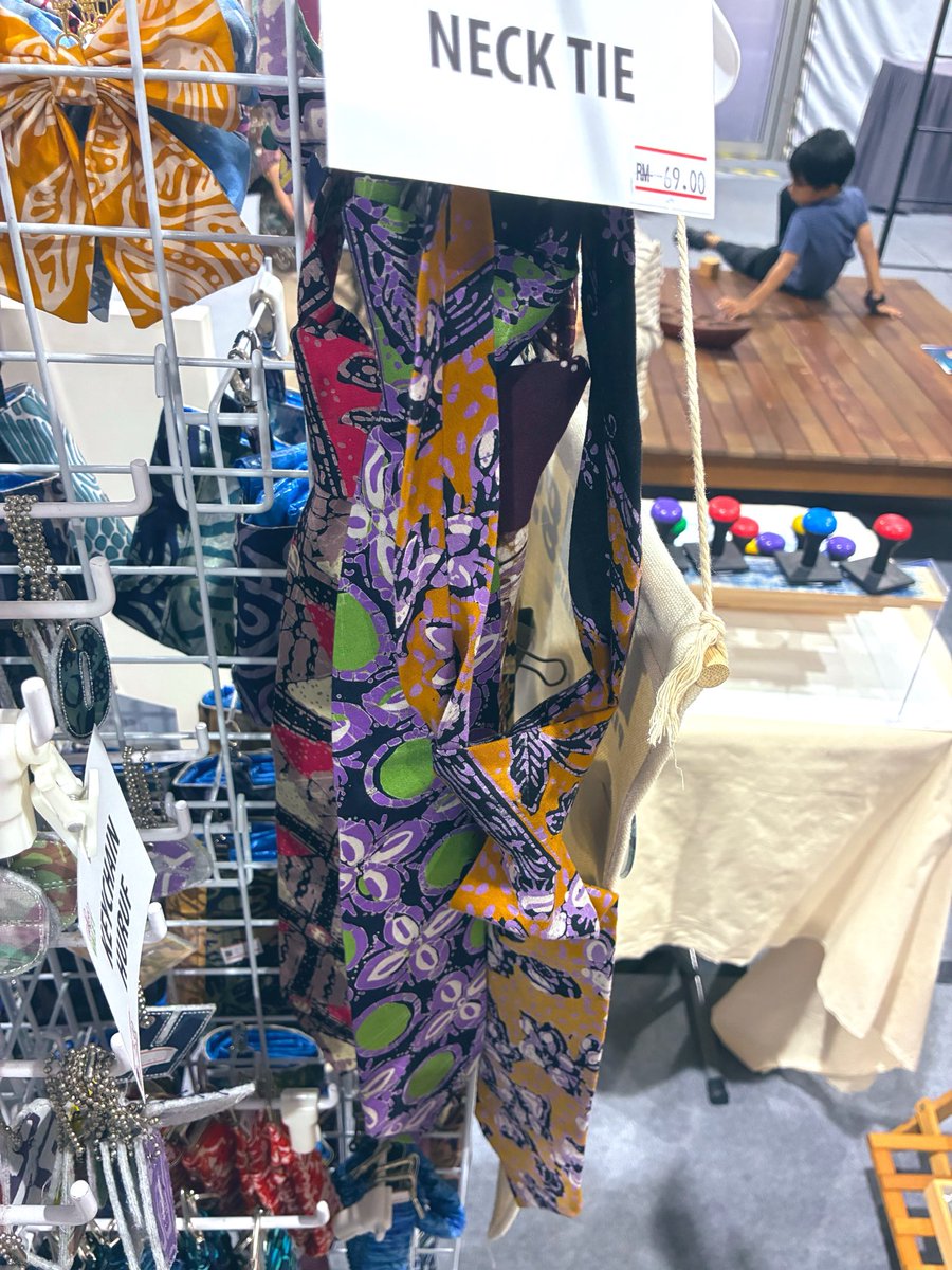 no134340_248's tweet photo. Karyanekaで開催してる工芸フェアにいってきたー！
バティックも籠製品もアクセサリーも素敵なものたくさんで眼福☺️
写真は可愛かったネクタイとギャラリーにいた猫とリス🐿️あと外の屋台で売ってるサテ美味しいよ https://t.co/DxNZT0y5fC