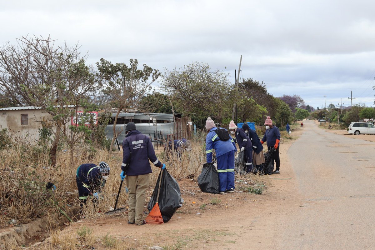 mafakela_hetf's tweet photo. Today, community action took centre stage as residents and partners came together for our National Clean-Up Day in Old Luveve.

👏🏾 A big thank you to everyone who participated. Clean communities. Healthy communities. Stronger communities.
#AsibuyeliEmuva
#NationalCleanUpDay https://t.co/zZ6B4v8eNJ
