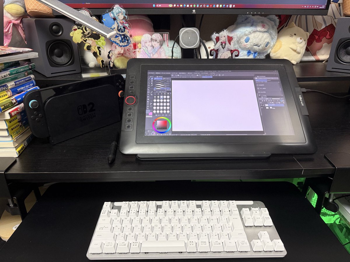isaka_cre's tweet photo. 作業環境アップデート！
こう見るとシンプルに液タブがスペース取りすぎだ(スライド式のキーボードトレイも今回新調) https://t.co/GsJ7TJROP3