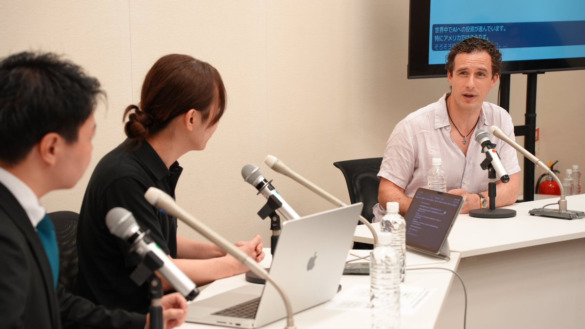 takahiroanno's tweet photo. 経済学者のグレン・ワイルさん（@glenweyl）をお招きし、国会議員向け勉強会 "How Will AI Change Democracy? Preparing Society for AI, and Japan's Opportunity"（AIは民主主義をどう変えるか ―社会の備えと、日本の好機）を開催しました。

AI開発の現場では、AIを社会の価値観に沿わせる「AIアライメント」が重視されてきました。グレンさんは、これからは社会の側もAIに適応していく「リバース・アライメント」という考え方が必要になると提唱しています。

AIによって社会が大きく変わる中、どのような社会制度や政治の仕組みが求められるのか。デジタル民主主義の実現に向けて、ご参加の方々と議論を交わしました。勉強会後は、チームみらい永田町エンジニアチーム、広聴本部メンバーとの意見交換も。

勉強会の様子は、後日動画で公開予定です。