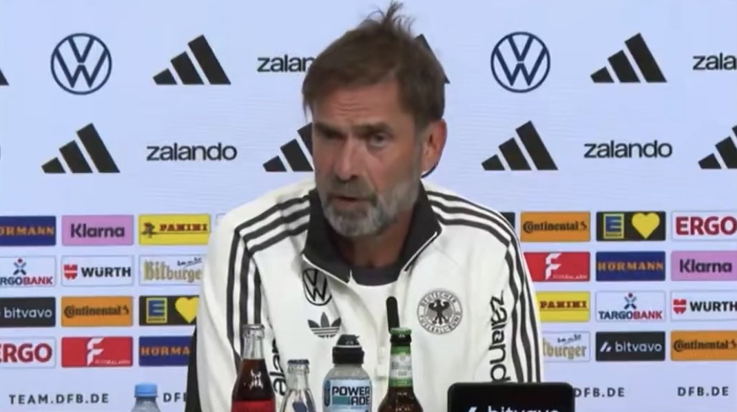 futebol_info's tweet photo. 🚨 Jürgen Klopp, ao ser questionado sobre comentários racistas nas redes sociais de que "o time da Alemanha não é branco o suficiente":

"Não, eu não percebi. Não consigo lidar com essas pessoas. Não há motivo para gastar tempo pensando nelas. Elas não terão os meus pensamentos.

Tenho pouco tempo para estupidez. O grande problema da nossa vida é que todos podem expressar suas opiniões. Todo mundo já podia falar antigamente, mas, se alguém quisesse tornar sua opinião pública, precisava escrever uma carta ao leitor.

A pessoa pegava uma caneta, abria, precisava escrever a carta, comprar um selo e colocá-la em um envelope. Quando a carta chegava à caixa do correio, a raiva já tinha passado. Hoje, as pessoas simplesmente soltam as coisas sem sequer começarem a pensar. É uma loucura."

📸 Reprodução