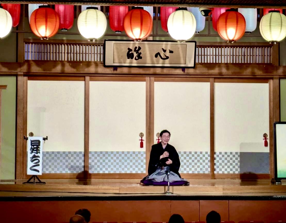 shochiku_s's tweet photo. 二ツ目昇進！浅草2日目はラジオが舞台の「ワンダー」という新作落語をやりました。

以前にJ-WAVEのTOKYO MORNING RADIOに出演させていただいたことがあり、その時の経験をもとに作ったネタです。

明日も浅草演芸ホール夜の部でお待ちしてます！ https://t.co/ldwwLxNfON