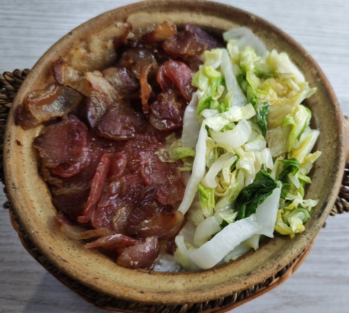 DotabataGG's tweet photo. 広東を代表する土鍋炊きご飯の「煲仔饭」を食べてきた。

土鍋で炊いた米はやはり格別に美味しいのだが、やはり私には広東の庶民飯である猪脚飯が性に合うみたい。

まあ18.8元(441円)の物を美団のクーポン使って5.8元で食べさせて頂いたので文句は言えないのだけれど。 https://t.co/7PNnWXtP0D