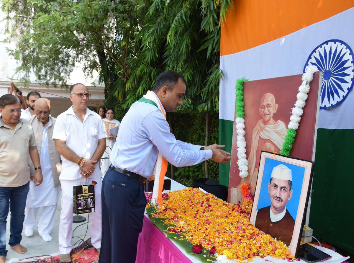 Divcomjammu's tweet photo. Divisional Commissioner Jammu @Rameshkumarias paid tributes to Mahatma Gandhi ji, and former Prime Minister, Bharat Ratna, Lal Bahadur Shastri Ji, at an event organised by Gandhi Global Family at Lawrence Public School, Jammu. https://t.co/EMNVflLlLe