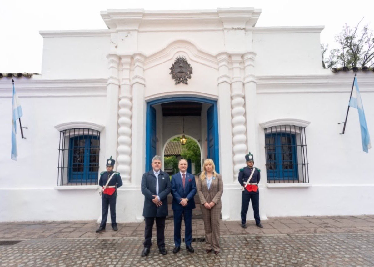 USAmbassadorARG's tweet photo. De Filadelfia a Tucumán, el amor por la libertad es exactamente el mismo. 🇺🇸🇦🇷

Recorrer la Casa Histórica y la Casa Belgraniana con la intendenta —y médica como yo— @RossanaChahla, cobra un valor especial a 250 años de la independencia de EE. UU. El encuentro nos permitió conversar sobre intercambios educativos, promoción comercial y nuevas áreas de cooperación entre la ciudad y nuestro país.