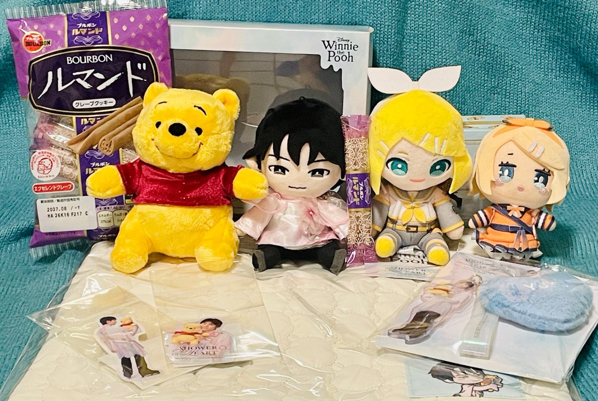 2boysmum1's tweet photo. ちびぬい（マスコットキーホルダー）のサイズ感です🧸🪽
みなさんお馴染みのルマンド💜でサイズ感わかるでしょうか？
羽生ちゃんの右がSEGAのぬいSサイズ、その隣がくじのマスコットキーホルダーサイズです（子供に借りました）
#シャワハー #くまのプーさん #羽生結弦 https://t.co/PxDiAG9Hxd