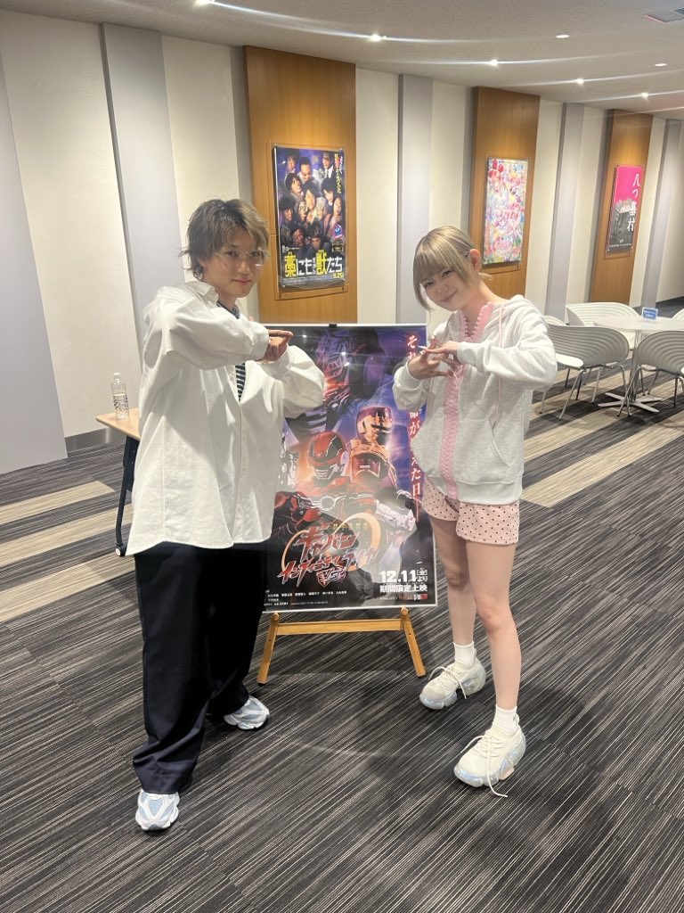 kentarooodayooo's tweet photo. 妹と久しぶりに会った☺️
今回は俺から写真撮ろうって誘えた🕺

何故かパンチされたwww

超宇宙刑事ギャバンインフィニティvsギャバンライヤ
12月11日公開です。お楽しみに🥷

#超ギャバン https://t.co/hLyTRCDeL2