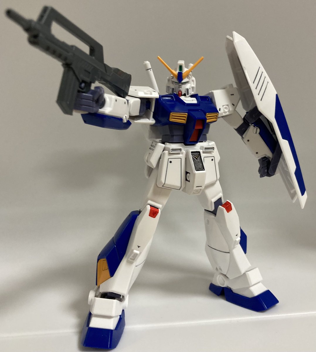 Rucci_eren_'s tweet photo. HG ガンダムNT-1 完成！
チョバムアーマーも付いてるのいいね！ https://t.co/j3TGtMnURC