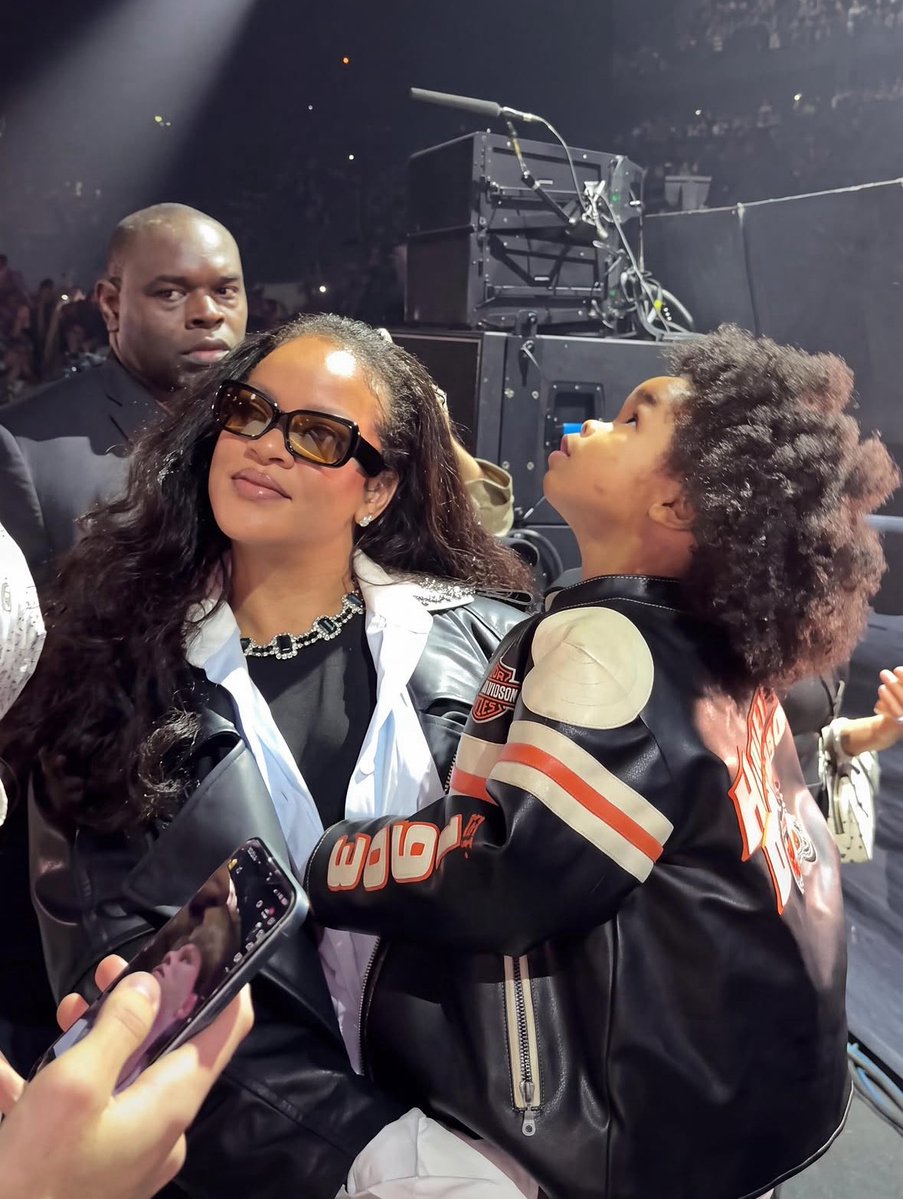 wavecheckers's tweet photo. Rihanna with her son RZA at Paris Fashion Week 🇫🇷 https://t.co/aSGZoOXtjL