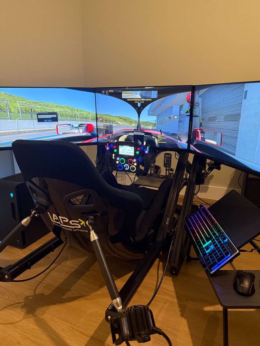 ayumuiwasa_cars's tweet photo. Welcome to my home in 🇬🇧!!!
My simulator has arrived from #LAPS in Osaka, Japan!

大阪にあるシミュレーターショップLAPS様から、イギリスの家にシミュレーターが届きました！
これで日々のトレーニング精度もさらに🆙です🔥

#redbull #simulator https://t.co/WwRj1T796g