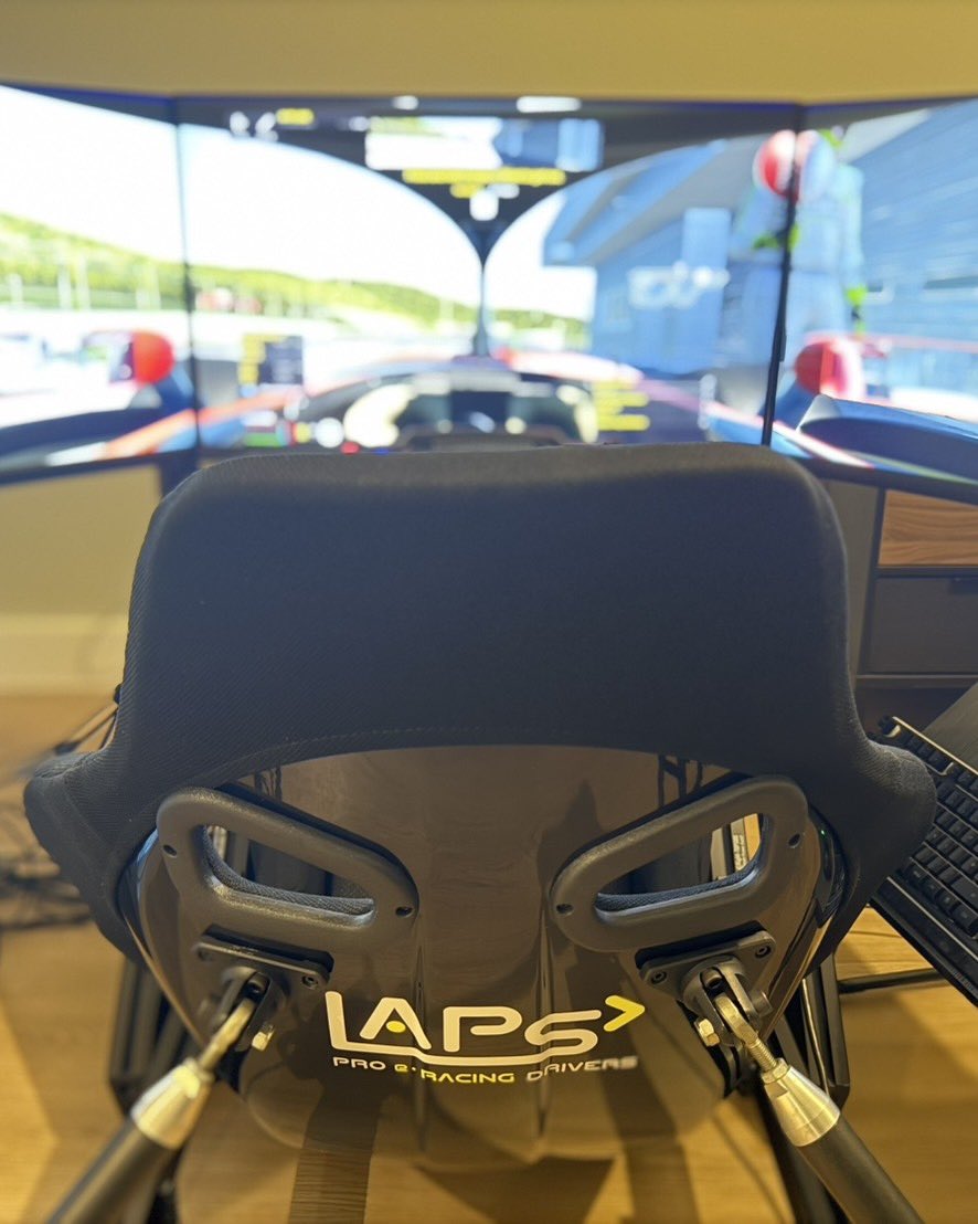 ayumuiwasa_cars's tweet photo. Welcome to my home in 🇬🇧!!!
My simulator has arrived from #LAPS in Osaka, Japan!

大阪にあるシミュレーターショップLAPS様から、イギリスの家にシミュレーターが届きました！
これで日々のトレーニング精度もさらに🆙です🔥

#redbull #simulator https://t.co/WwRj1T796g