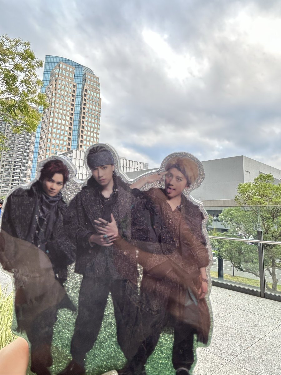 BhxNe's tweet photo. 楽しかったよ〜！懐かしのアクスタを添えてT^T💚 これめっちゃ写真撮りやすい。笑 https://t.co/mbuecynd1a
