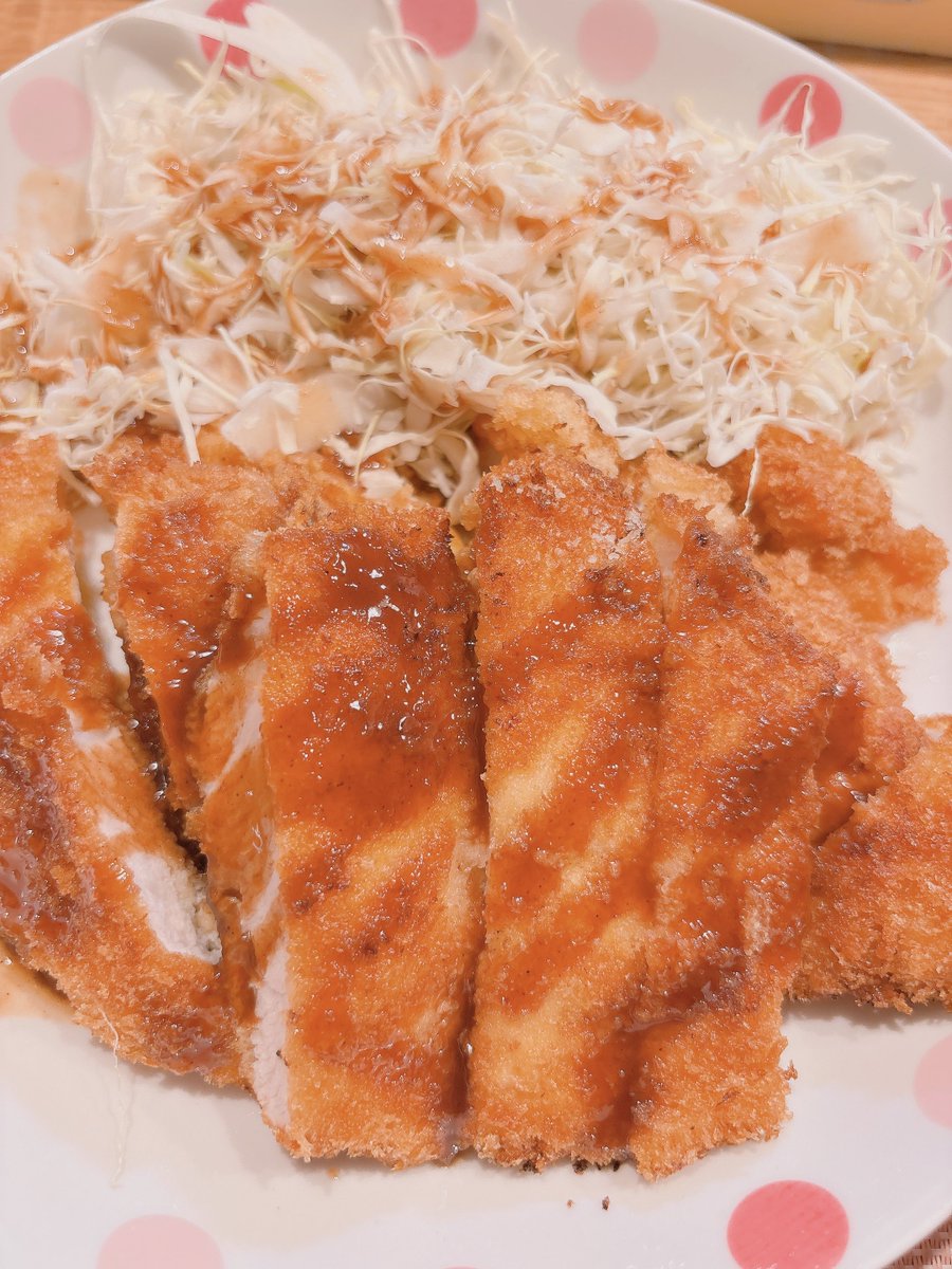 amano_chocola88's tweet photo. 今日の晩御飯はトンカツ😋
洗い物もしながらやってたから
少し焦げたけど大満足💮
納豆、とんかつ、ネギの味噌汁♡ https://t.co/afQ9Ex7xgy