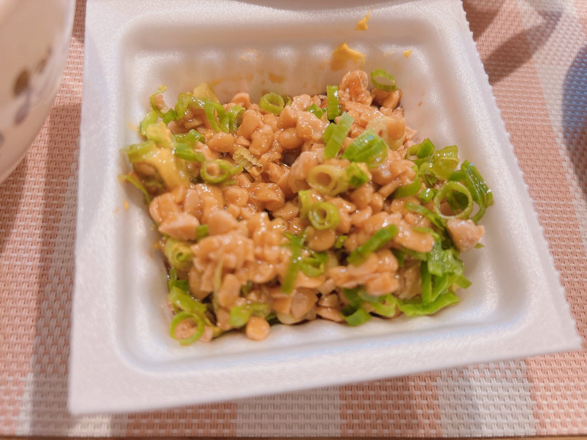 amano_chocola88's tweet photo. 今日の晩御飯はトンカツ😋
洗い物もしながらやってたから
少し焦げたけど大満足💮
納豆、とんかつ、ネギの味噌汁♡ https://t.co/afQ9Ex7xgy