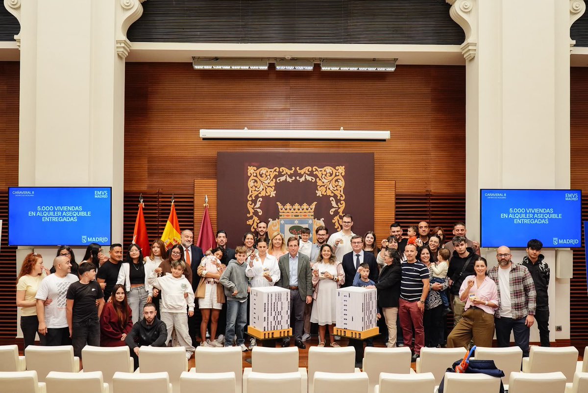 AlmeidaPP_'s tweet photo. Entregamos la vivienda pública en alquiler asequible número 5.000 desde que llegamos al Ayuntamiento.

Hoy, 96 familias reciben las llaves de su nuevo hogar en Cañaveral 8. Seguimos trabajando para que jóvenes y familias puedan acceder a una vivienda y construir su proyecto de vida en Madrid.