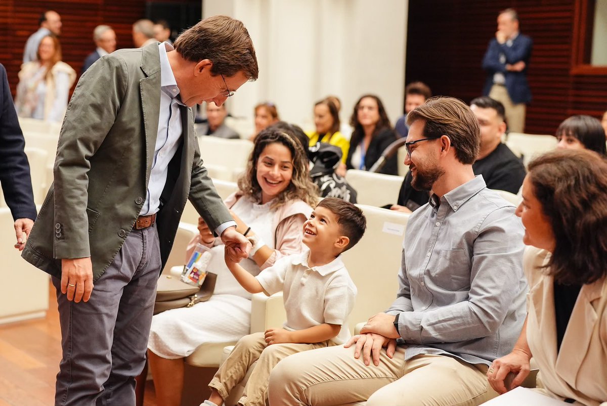 AlmeidaPP_'s tweet photo. Entregamos la vivienda pública en alquiler asequible número 5.000 desde que llegamos al Ayuntamiento.

Hoy, 96 familias reciben las llaves de su nuevo hogar en Cañaveral 8. Seguimos trabajando para que jóvenes y familias puedan acceder a una vivienda y construir su proyecto de vida en Madrid.
