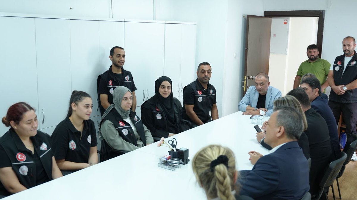 coskunali_01's tweet photo. Pelerinsiz Kahramanlar! Vefa Ekibi...

Kıymetli büyüklerimizin, yaşlılarımızın her ihtiyacına koşan, onlara adeta evlat olan, devletimizin şefkatinin temsilcileri.

Bu milletin mayasında vefa, merhamet, yardımlaşma vardır. Kıymetli kardeşlerimizin ziyaretine giderek sohbet ettik. Güler yüzleri için teşekkür ediyoruz.

#GüçlüTeşkilatGüçlüSeyhan