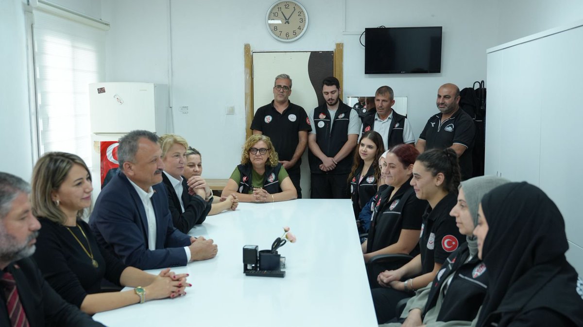 coskunali_01's tweet photo. Pelerinsiz Kahramanlar! Vefa Ekibi...

Kıymetli büyüklerimizin, yaşlılarımızın her ihtiyacına koşan, onlara adeta evlat olan, devletimizin şefkatinin temsilcileri.

Bu milletin mayasında vefa, merhamet, yardımlaşma vardır. Kıymetli kardeşlerimizin ziyaretine giderek sohbet ettik. Güler yüzleri için teşekkür ediyoruz.

#GüçlüTeşkilatGüçlüSeyhan