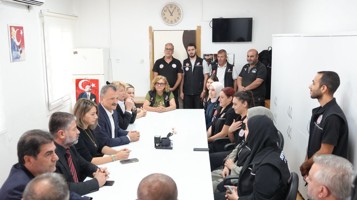 coskunali_01's tweet photo. Pelerinsiz Kahramanlar! Vefa Ekibi...

Kıymetli büyüklerimizin, yaşlılarımızın her ihtiyacına koşan, onlara adeta evlat olan, devletimizin şefkatinin temsilcileri.

Bu milletin mayasında vefa, merhamet, yardımlaşma vardır. Kıymetli kardeşlerimizin ziyaretine giderek sohbet ettik. Güler yüzleri için teşekkür ediyoruz.

#GüçlüTeşkilatGüçlüSeyhan