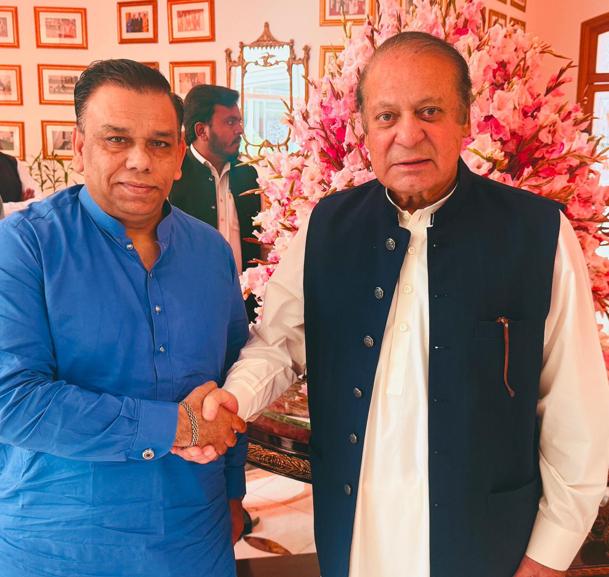 imransaeekhan's tweet photo. جنرل سیکرٹری لندن مسلم لیگ (ن) عمران سعید کی جاتی عمرہ آمد
قائد محترم میاں محمد نوازشریف کے ساتھ خوشگوار ملاقات اور نماز جمعہ بھی ادا کی@MaryamNSharif @NawazSharifMNS https://t.co/WaZTy1x9Bu
