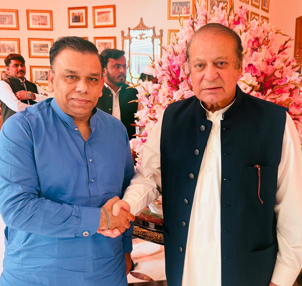 imransaeekhan's tweet photo. جنرل سیکرٹری لندن مسلم لیگ (ن) عمران سعید کی جاتی عمرہ آمد
قائد محترم میاں محمد نوازشریف کے ساتھ خوشگوار ملاقات اور نماز جمعہ بھی ادا کی@MaryamNSharif @NawazSharifMNS https://t.co/WaZTy1x9Bu