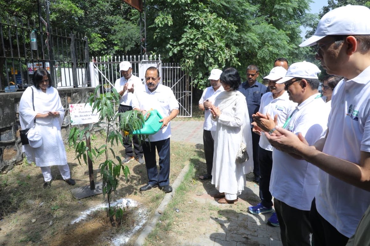 DoPTGoI's tweet photo. Union Minister of State (PP) @ddrjitendrasingh inaugurated the Implementation Phase of #SpecialCampaign6 at Central Secretariat Services Sports Ground, Vinay Marg Sports Complex, New Delhi, along with Secretary, DoPT, Smt. Rachna Shah and other senior officials.

With a focus on cleanliness and reducing pendency, @DoPTGoI is actively contributing towards institutionalising Swachhata and strengthening efficient government functioning.

#SwachhataHiSeva2026 #SwachhataHiSeva #SHS2026