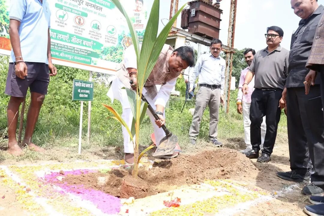 KedarKashyapBJP's tweet photo. हरित सेवा, सुरक्षित वन, स्वच्छ पर्यावरण... 🌳

प्रधानमंत्री श्री नरेंद्र मोदी जी के राष्ट्रसेवा एवं समर्पण के 25 वर्ष पूर्ण होने के उपलक्ष्य में चल रहे #सेवा_संकल्प_अभियान के अंतर्गत बीजापुर एजुकेशन सिटी में वृक्षारोपण किया।

आइए, पौधा लगाएं, उसकी देखभाल करें और आने वाली पीढ़ियों के लिए हरित, स्वच्छ एवं सुरक्षित भविष्य का निर्माण करें।

#Bijapur #Bastar

@vishnudsai @ChhattisgarhCMO @BJP4CGState