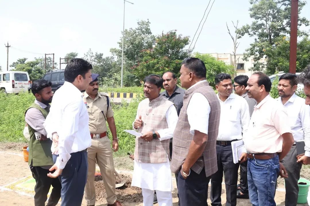 KedarKashyapBJP's tweet photo. हरित सेवा, सुरक्षित वन, स्वच्छ पर्यावरण... 🌳

प्रधानमंत्री श्री नरेंद्र मोदी जी के राष्ट्रसेवा एवं समर्पण के 25 वर्ष पूर्ण होने के उपलक्ष्य में चल रहे #सेवा_संकल्प_अभियान के अंतर्गत बीजापुर एजुकेशन सिटी में वृक्षारोपण किया।

आइए, पौधा लगाएं, उसकी देखभाल करें और आने वाली पीढ़ियों के लिए हरित, स्वच्छ एवं सुरक्षित भविष्य का निर्माण करें।

#Bijapur #Bastar

@vishnudsai @ChhattisgarhCMO @BJP4CGState