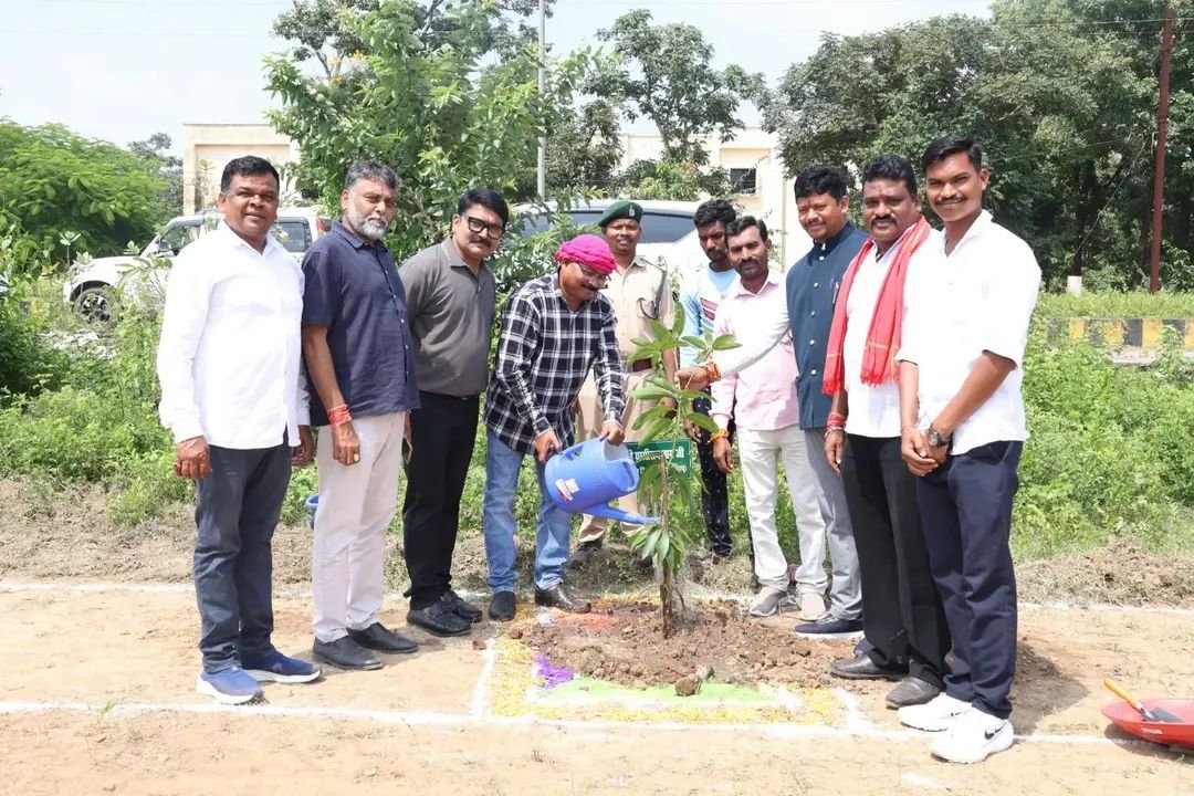 KedarKashyapBJP's tweet photo. हरित सेवा, सुरक्षित वन, स्वच्छ पर्यावरण... 🌳

प्रधानमंत्री श्री नरेंद्र मोदी जी के राष्ट्रसेवा एवं समर्पण के 25 वर्ष पूर्ण होने के उपलक्ष्य में चल रहे #सेवा_संकल्प_अभियान के अंतर्गत बीजापुर एजुकेशन सिटी में वृक्षारोपण किया।

आइए, पौधा लगाएं, उसकी देखभाल करें और आने वाली पीढ़ियों के लिए हरित, स्वच्छ एवं सुरक्षित भविष्य का निर्माण करें।

#Bijapur #Bastar

@vishnudsai @ChhattisgarhCMO @BJP4CGState