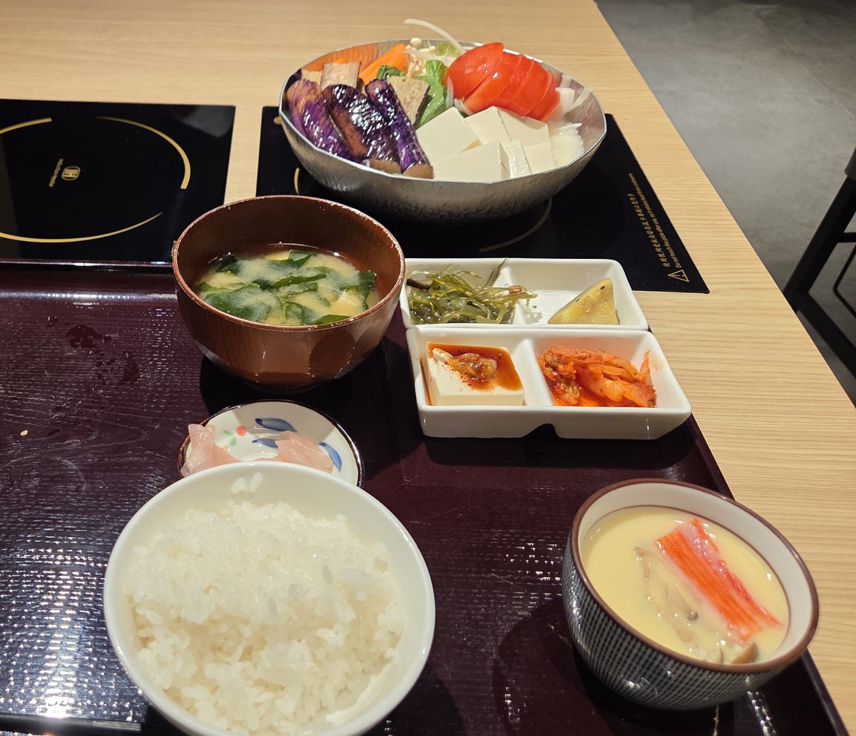 s095339's tweet photo. 退勤しました！今日もお鍋を食べに来ています🍲✨
​仕事を始めてから今週でやっと一年になりました！
チームでは一番の後輩ですが上司も先輩もいい人なので感謝しています...
​二年目ももっと頑張ります！🔥 https://t.co/MmB3GXt8yw