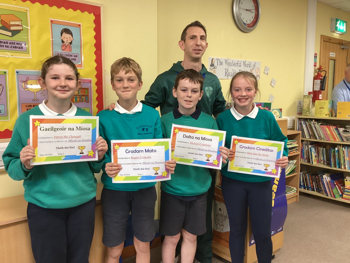 gaelscoilbc's tweet photo. 𝐁𝐡í á𝐫 𝐠𝐜é𝐚𝐝 𝐭𝐢𝐨𝐧ó𝐥 𝐦í𝐨𝐬ú𝐢𝐥 𝐚𝐠𝐚𝐢𝐧𝐧.The children had a great time at our first monthly assembly in school today. Huge congratulations to all pupils who won Pupil of the Month, Gaeilgeoir of the Month and our new special award for showing kindness. https://t.co/OqhO23e7uo