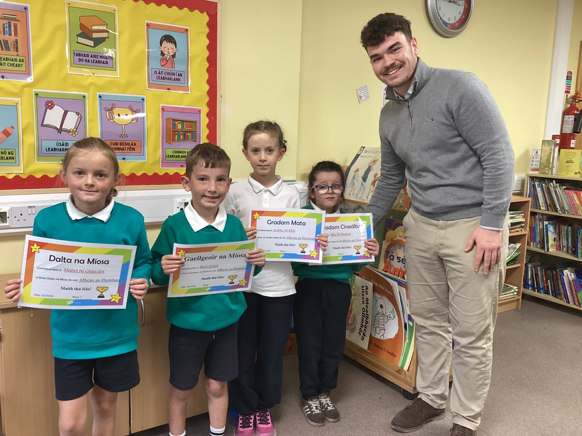 gaelscoilbc's tweet photo. 𝐁𝐡í á𝐫 𝐠𝐜é𝐚𝐝 𝐭𝐢𝐨𝐧ó𝐥 𝐦í𝐨𝐬ú𝐢𝐥 𝐚𝐠𝐚𝐢𝐧𝐧.The children had a great time at our first monthly assembly in school today. Huge congratulations to all pupils who won Pupil of the Month, Gaeilgeoir of the Month and our new special award for showing kindness. https://t.co/OqhO23e7uo