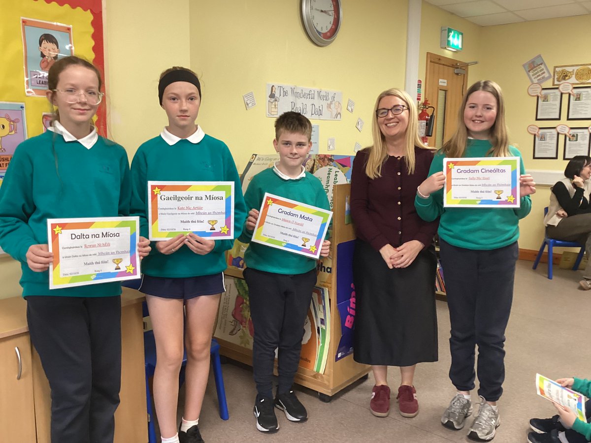 gaelscoilbc's tweet photo. 𝐁𝐡í á𝐫 𝐠𝐜é𝐚𝐝 𝐭𝐢𝐨𝐧ó𝐥 𝐦í𝐨𝐬ú𝐢𝐥 𝐚𝐠𝐚𝐢𝐧𝐧.The children had a great time at our first monthly assembly in school today. Huge congratulations to all pupils who won Pupil of the Month, Gaeilgeoir of the Month and our new special award for showing kindness. https://t.co/OqhO23e7uo